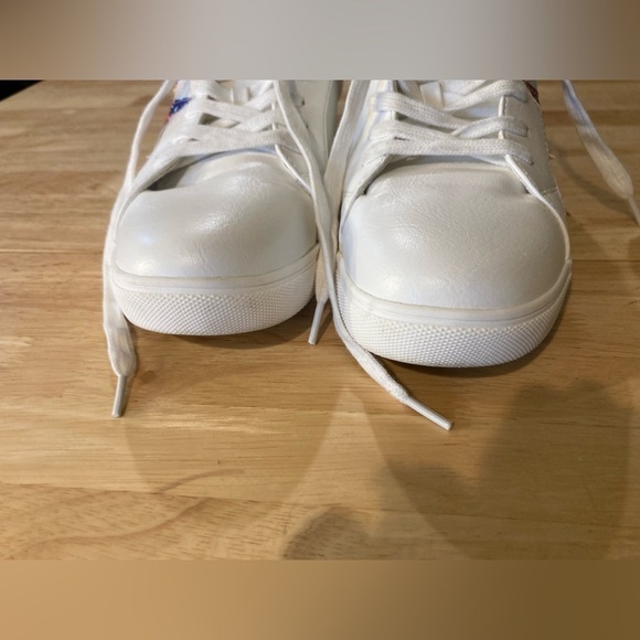 Steve Madden shoes in size 6. Has shiny star & shiny part on back of shoe - Picture 2 of 10